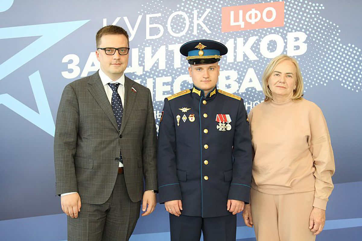 Олег Иванов: «Горжусь мужеством парней, заключающих контракт на военную службу» Олег Иванов: «Горжусь мужеством парней, заключающих контракт на военную службу»