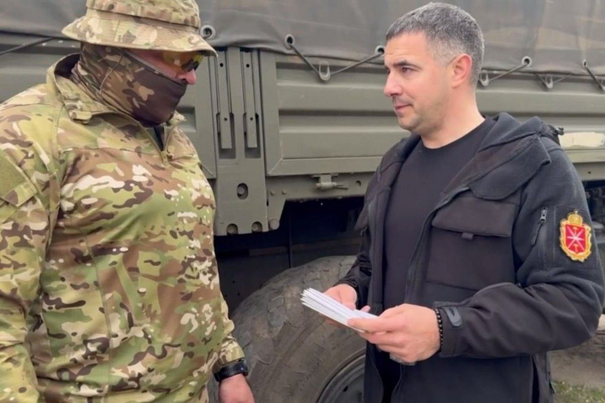 Алексей Эрк передал бойцам письма от юных тульских хоккеистов Алексей Эрк передал бойцам письма от юных тульских хоккеистов