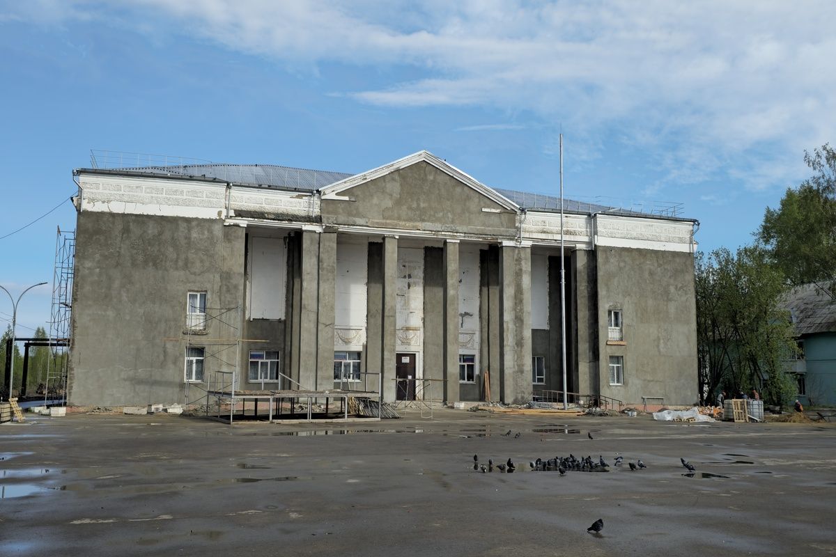 Рядом с Центром культуры и досуга в микрорайоне Северо-Задонске поломали все скамейки Рядом с Центром культуры и досуга в микрорайоне Северо-Задонске поломали все скамейки