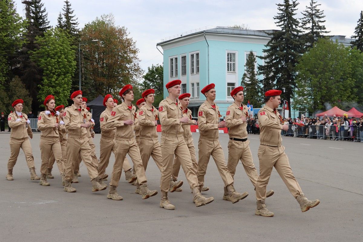 Юнармейцы прошли по Донскому парадным строем Юнармейцы прошли по Донскому парадным строем