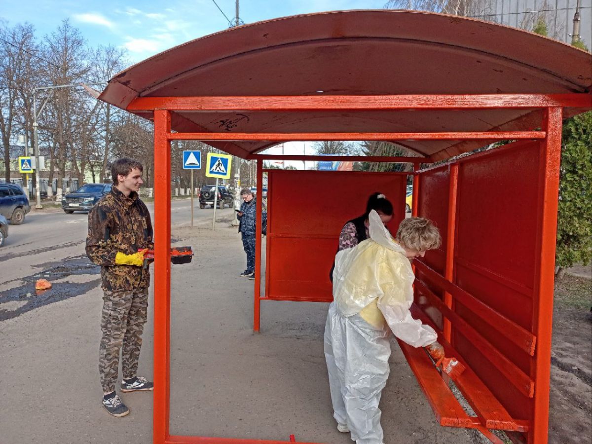 Сотрудники администрации убрали территорию и покрасили остановочные павильоны Сотрудники администрации убрали территорию и покрасили остановочные павильоны