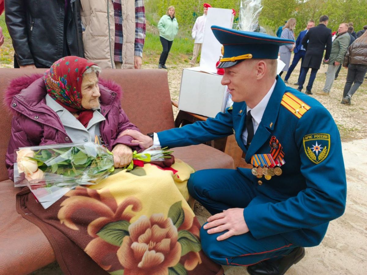 Новомосковская молодежь спела песни для живущего в Донском ветерана Новомосковская молодежь спела песни для живущего в Донском ветерана