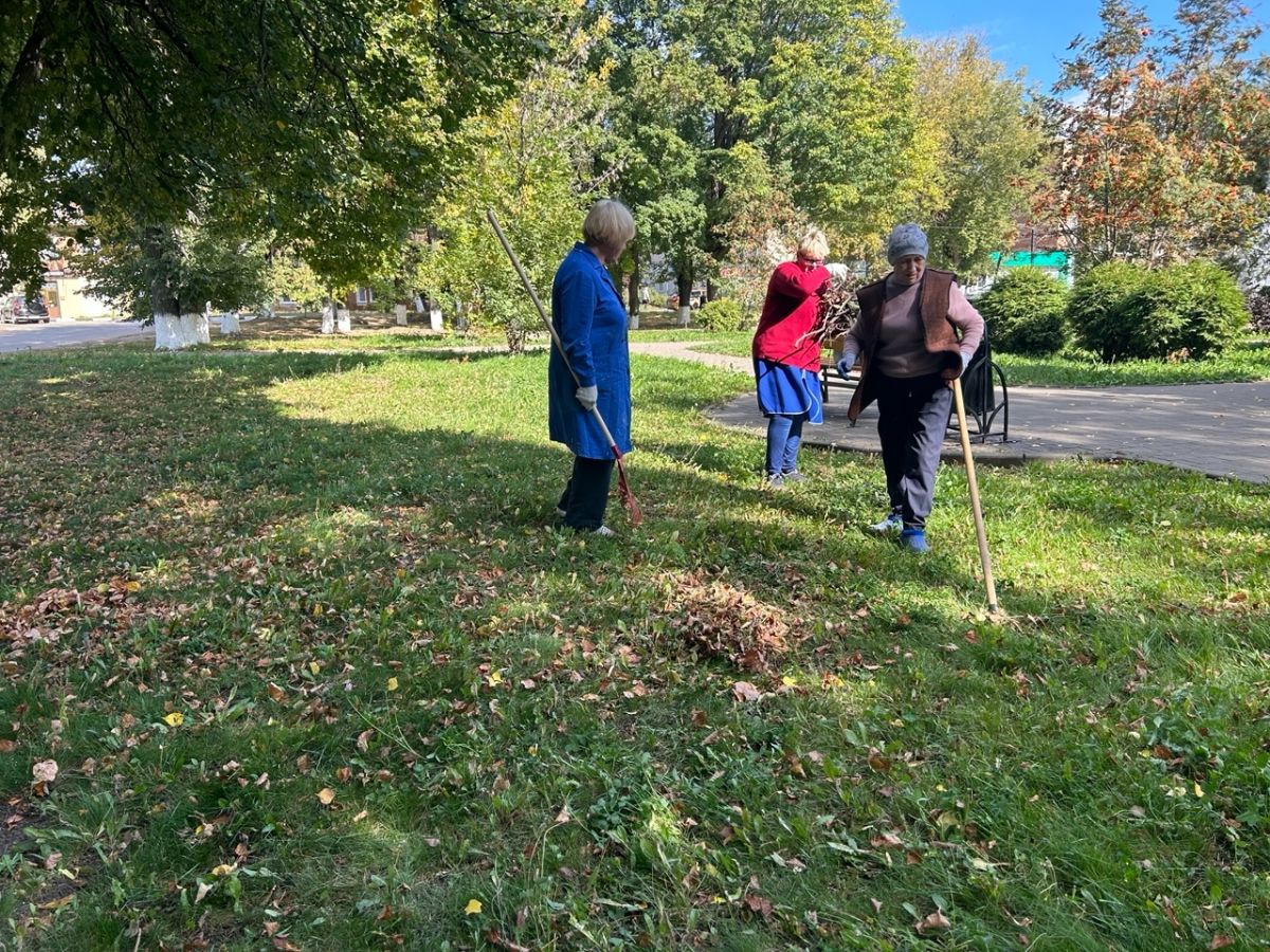 Коллектив Дома культуры имени Молодцова провёл уборку в сквере