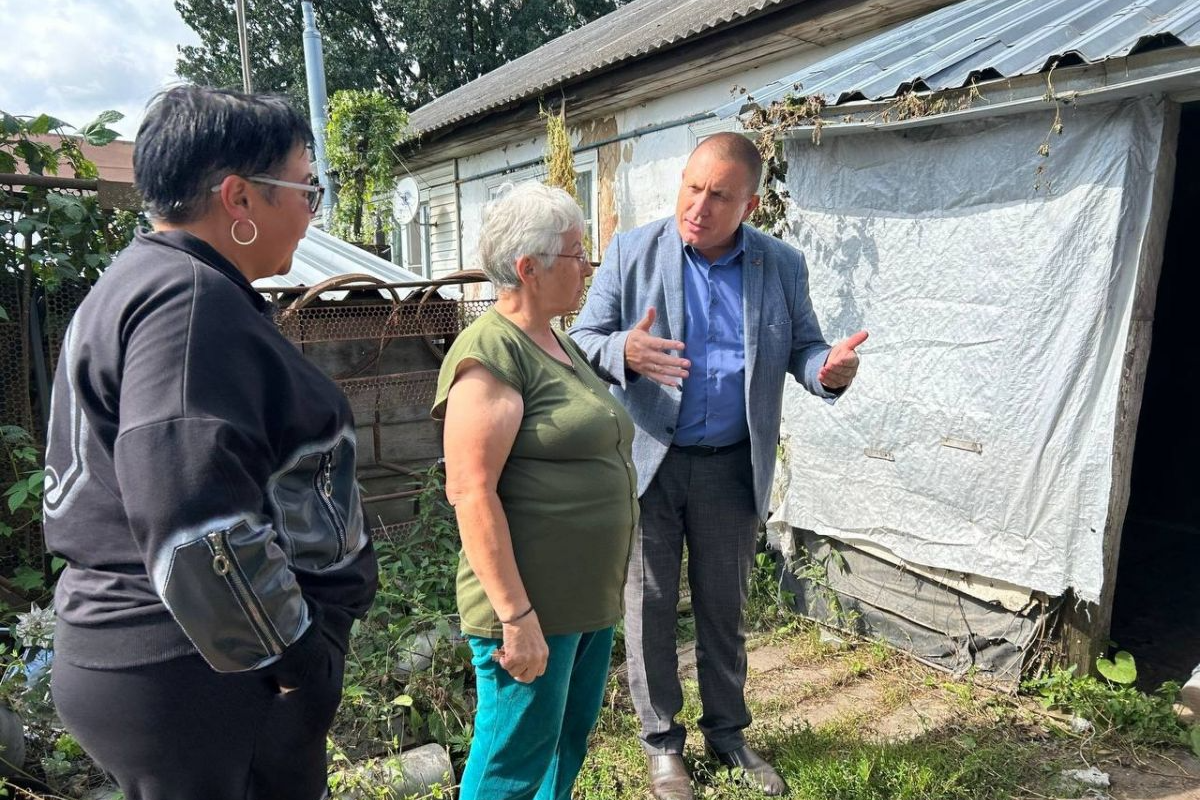 Сергей Кулик поговорил с жителями аварийного дома в Северо-Задонске Сергей Кулик поговорил с жителями аварийного дома в Северо-Задонске
