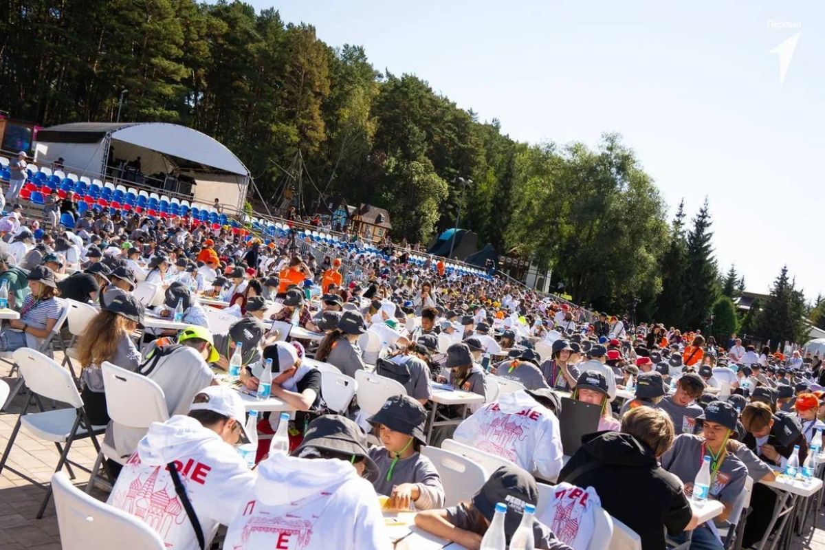 Участники Движения Первых побили рекорд России, создавая портреты участников СВО Участники Движения Первых побили рекорд России, создавая портреты участников СВО