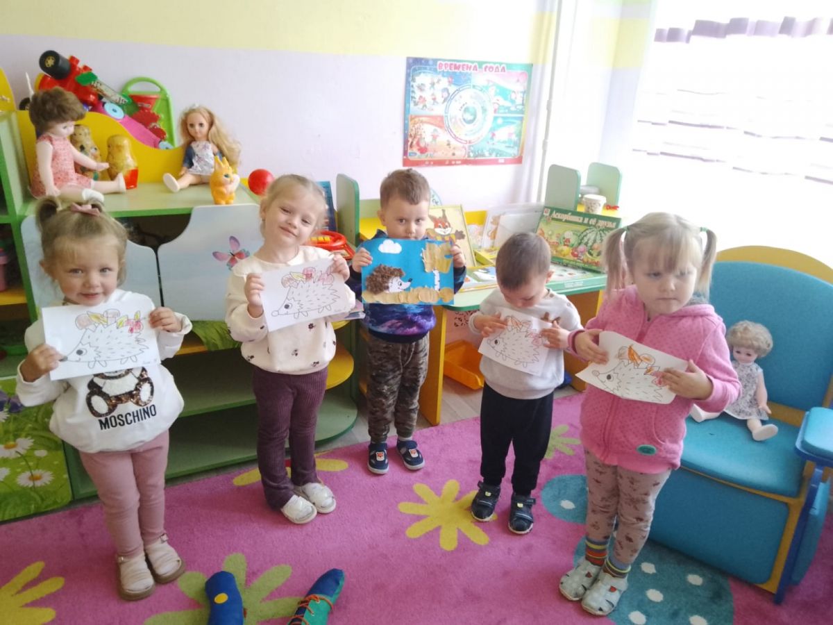 Юные художники детского сада № 27 рисовали осень и ёжика Юные художники детского сада № 27 рисовали осень и ёжика