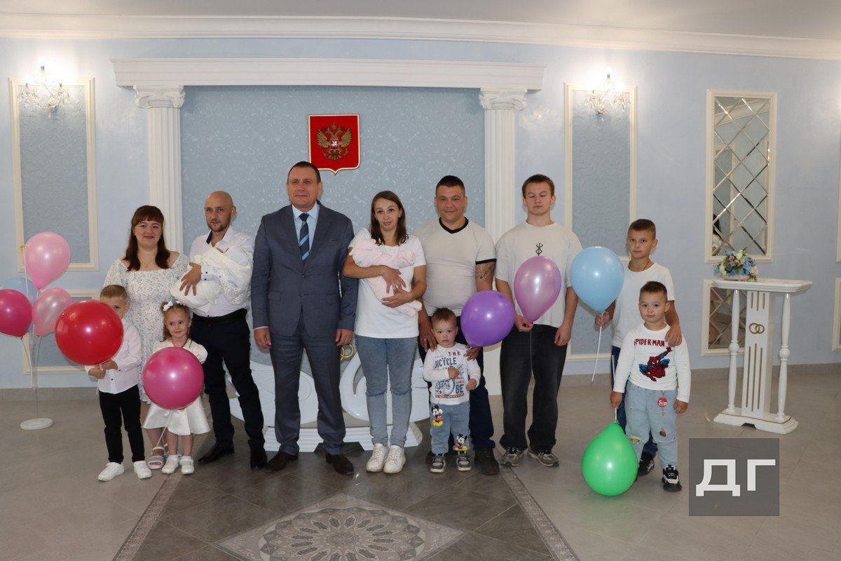 В донском ЗАГСе прошла праздничная церемония имянаречения В донском ЗАГСе прошла праздничная церемония имянаречения