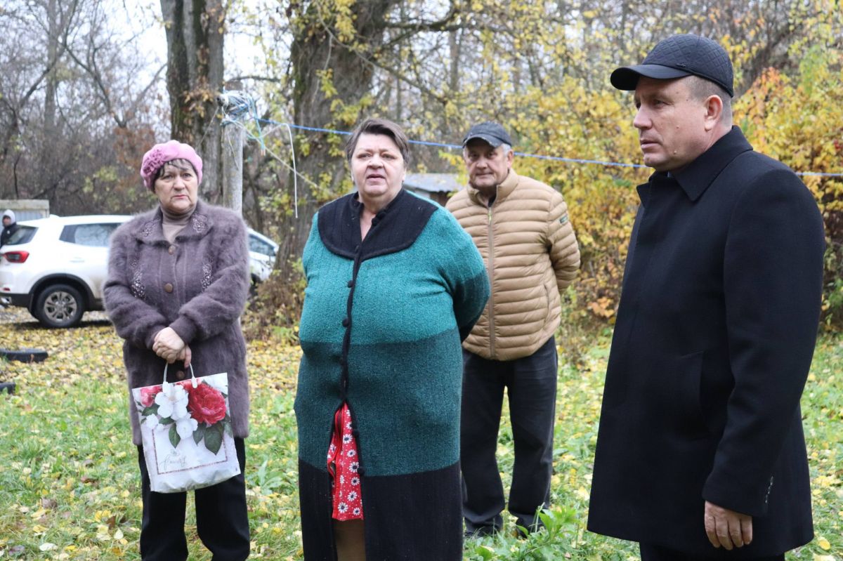 Сергей Кулик встретился с жителями проблемного дома в Северо-Задонске Сергей Кулик встретился с жителями проблемного дома в Северо-Задонске