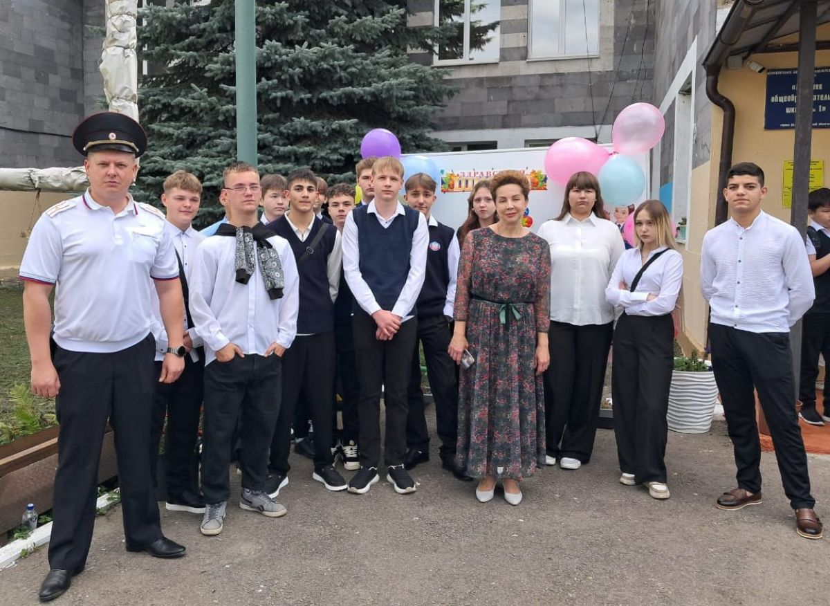 В Донском в День знаний прошла акция «Право в школьный класс! – 2025» В Донском в День знаний прошла акция «Право в школьный класс! – 2025»