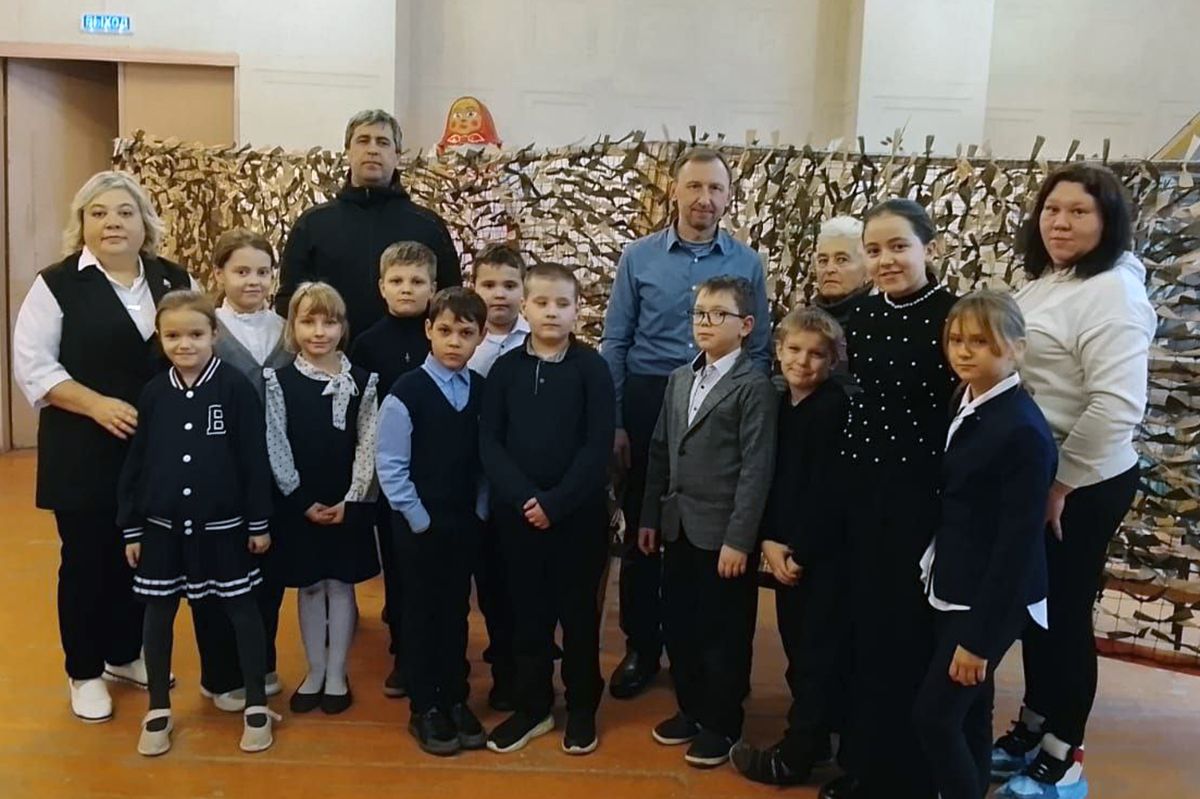 Донские школьники вместе с родителями плели маскировочные сети Донские школьники вместе с родителями плели маскировочные сети