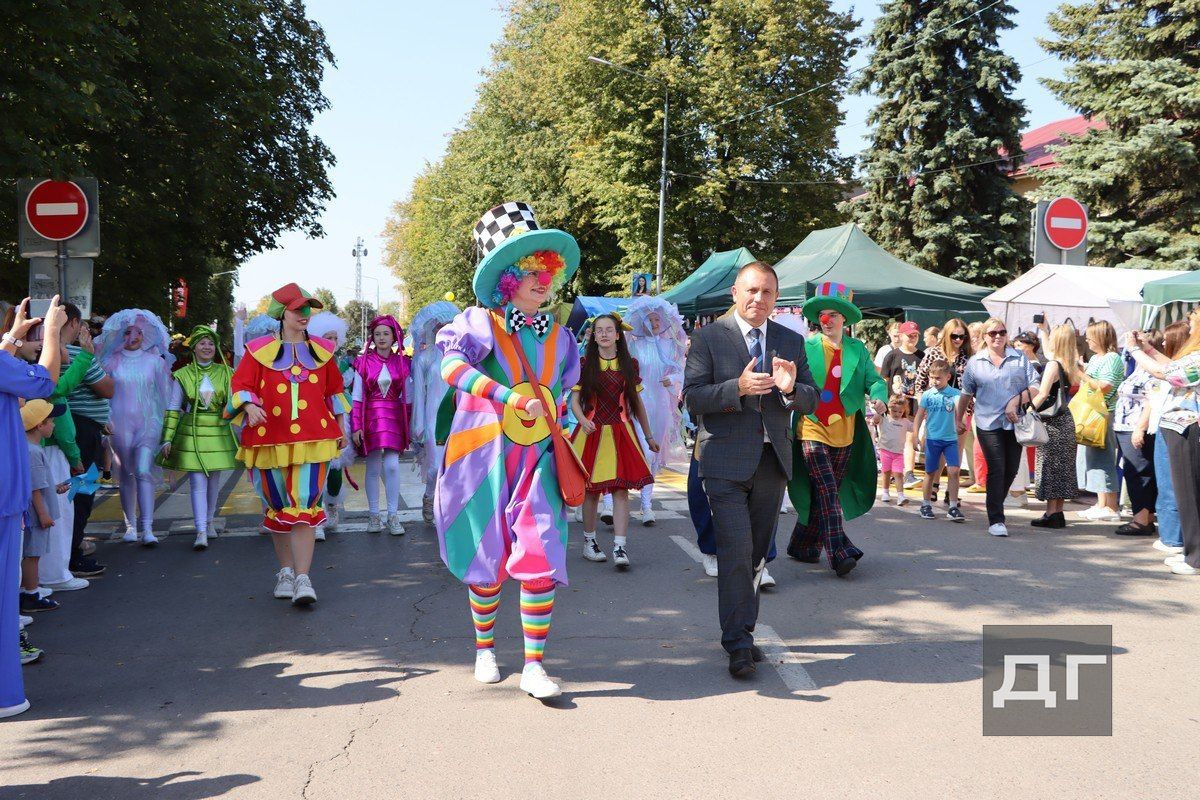 По главной площади Донского прошли сказочные герои По главной площади Донского прошли сказочные герои