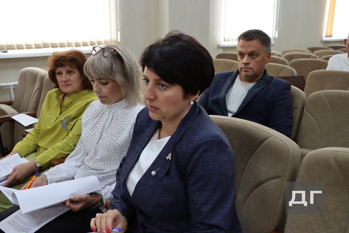 Донские депутаты решали вопросы наполнения бюджета и расположения рекламных объектов Донские депутаты решали вопросы наполнения бюджета и расположения рекламных объектов