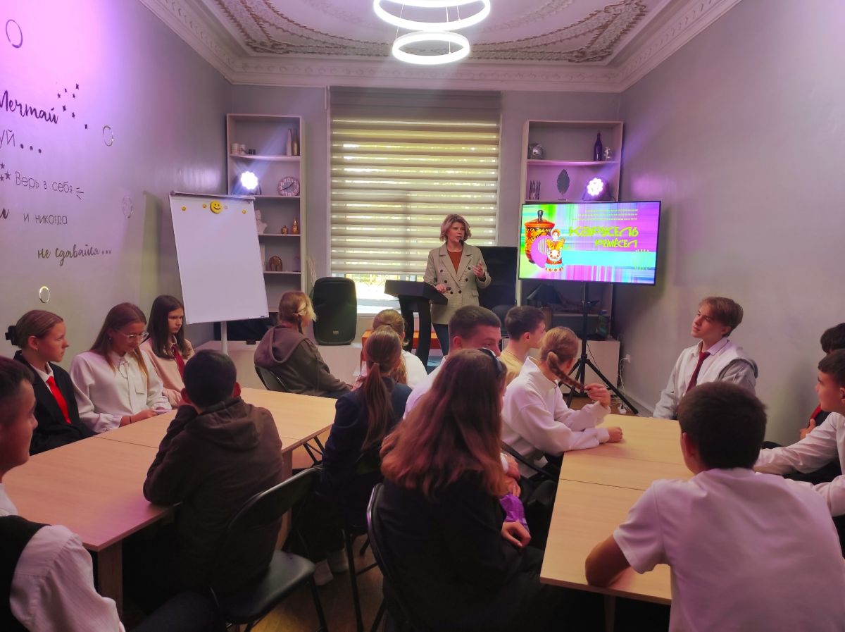 Школьники познакомились с традиционными ремёслами России Школьники познакомились с традиционными ремёслами России