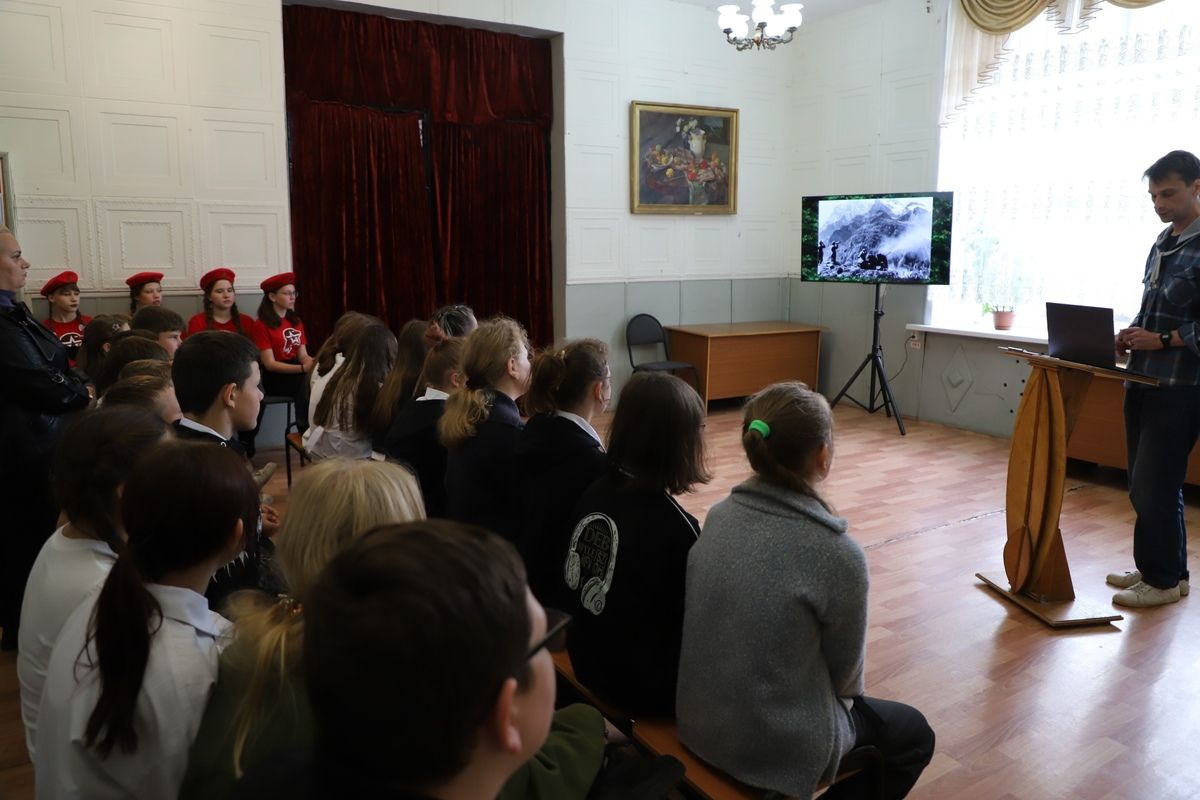 В Центре культуры и досуга для донских школьников прошел патриотический урок В Центре культуры и досуга для донских школьников прошел патриотический урок