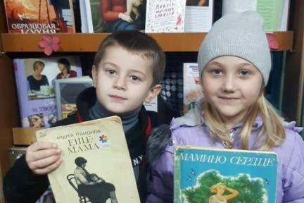 В библиотеке-филиале № 7 открылась выставка «Мир материнской любви»