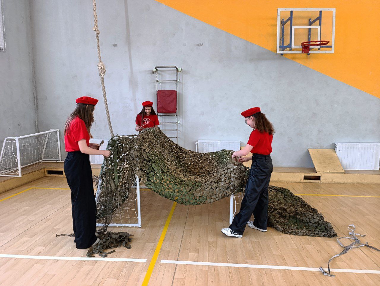 Юнармейцы активно включились в работу по изготовлению маскировочных сетей Юнармейцы активно включились в работу по изготовлению маскировочных сетей