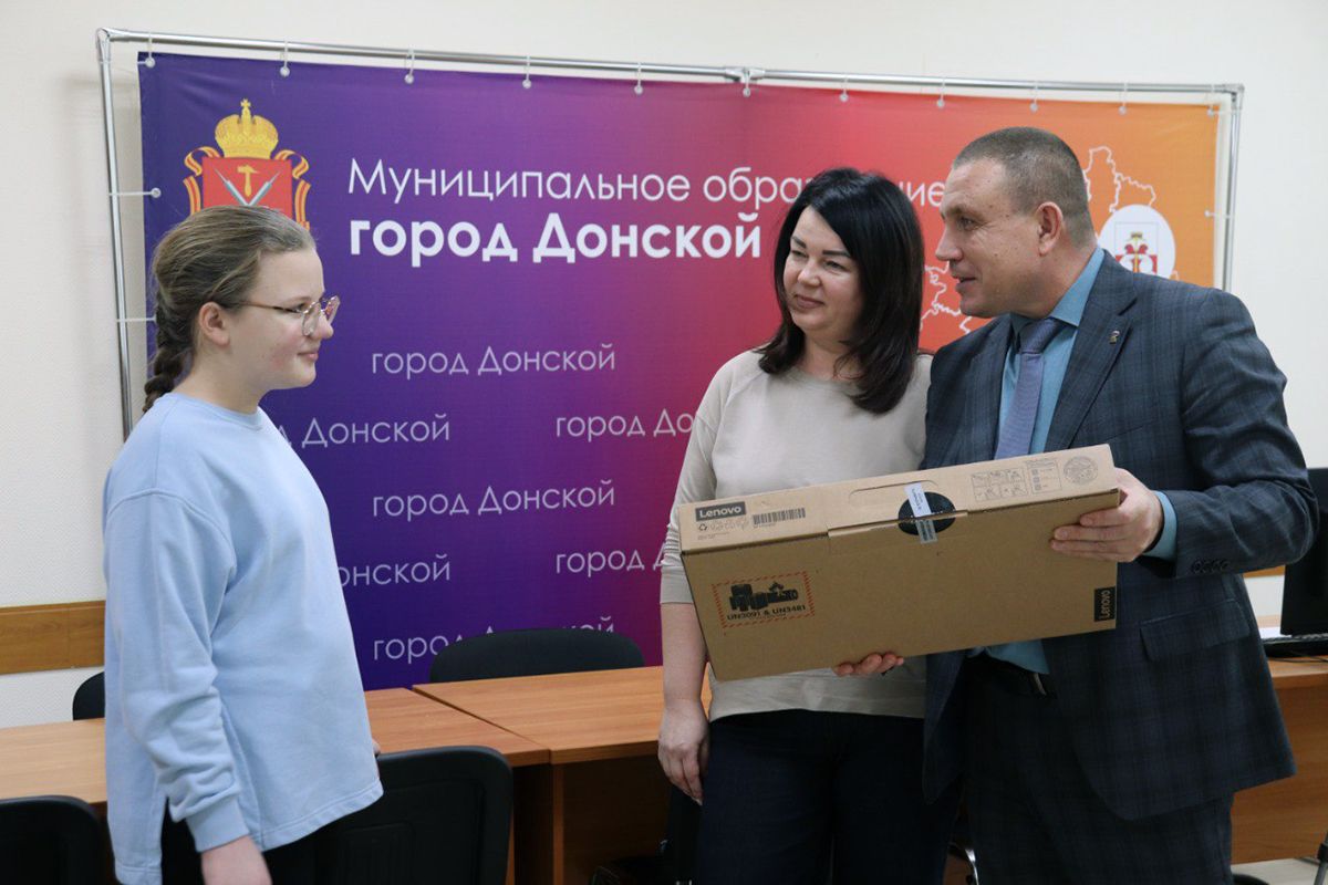 Юная дончанка получила в подарок ноутбук