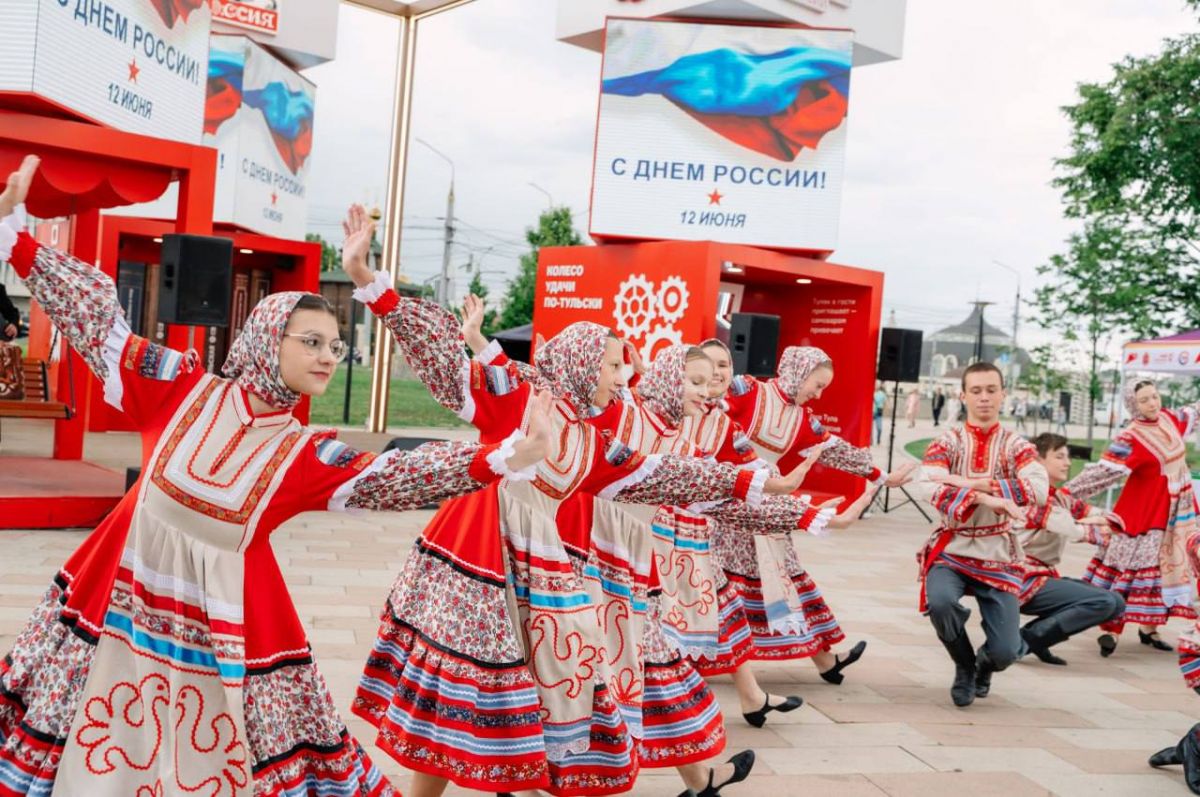 На стенде Национального центра «Россия» в историческом центре Тулы отметили День России На стенде Национального центра «Россия» в историческом центре Тулы отметили День России