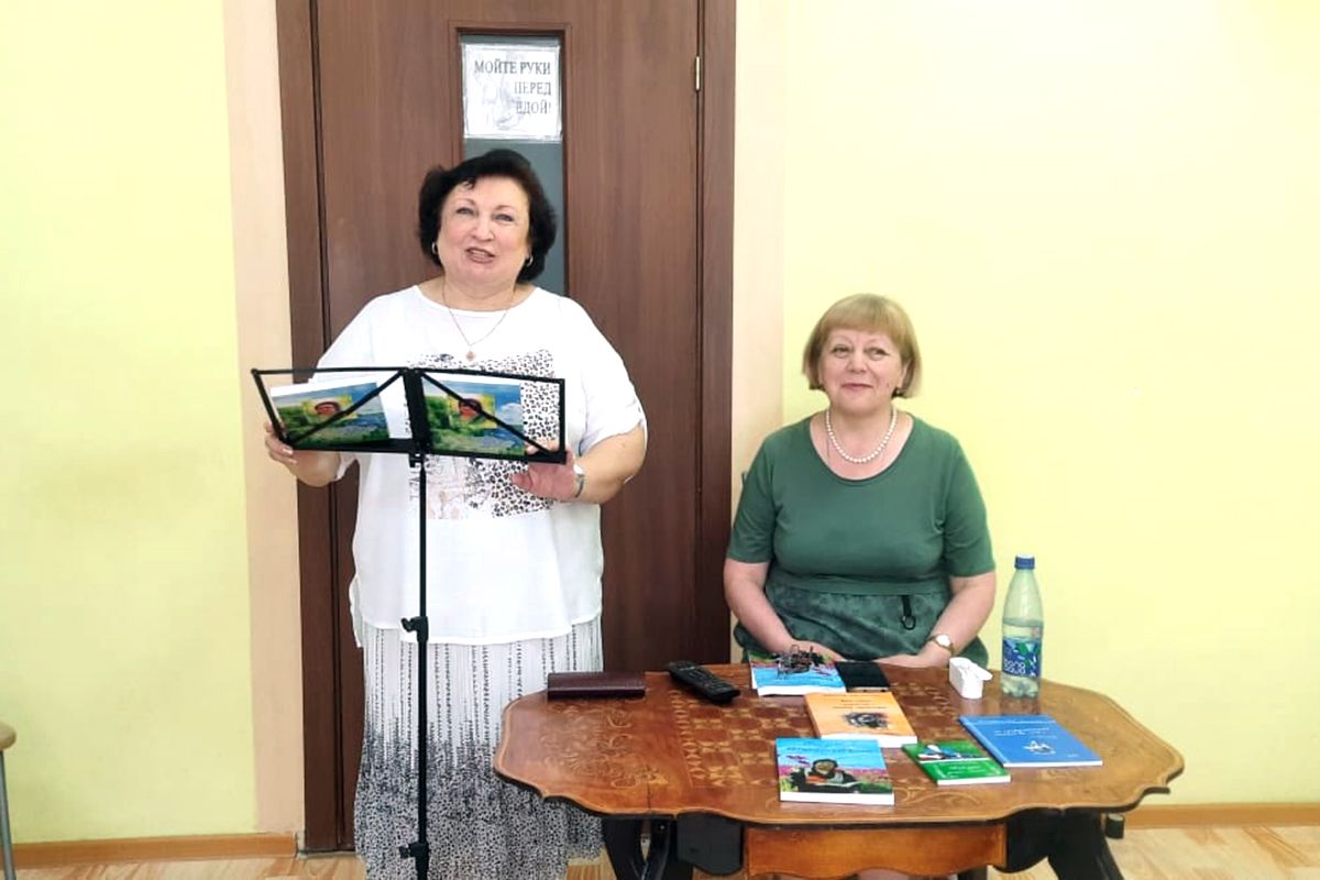 Дончане старшего поколения познакомились с творчеством поэта Натальи Фоменко Дончане старшего поколения познакомились с творчеством поэта Натальи Фоменко