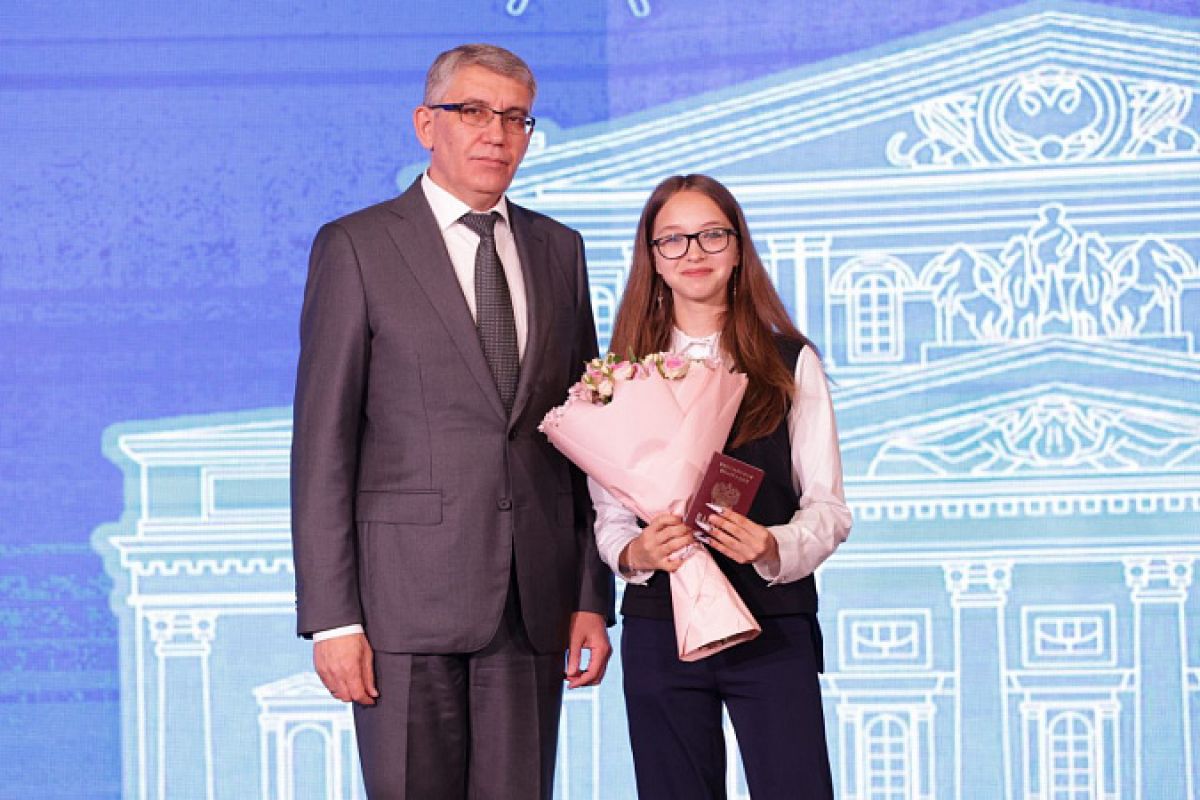 Дмитрий Миляев вручил паспорта юным тулякам Дмитрий Миляев вручил паспорта юным тулякам