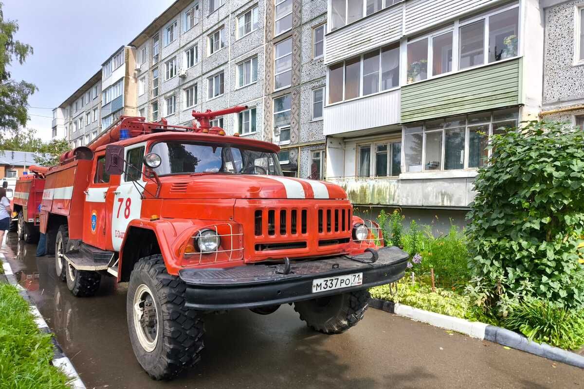Донские пожарные спасли от огня жителей многоквартирного дома Донские пожарные спасли от огня жителей многоквартирного дома