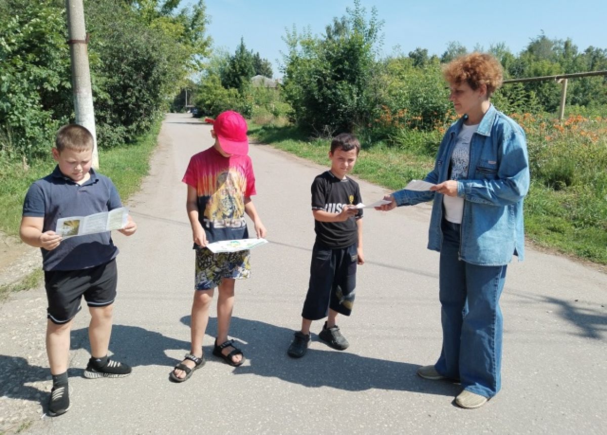 Сотрудники Клуба им. Руднева раздали юным дончанам информационные буклеты с призывом беречь природу Сотрудники Клуба им. Руднева раздали юным дончанам информационные буклеты с призывом беречь природу