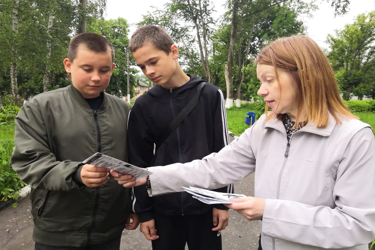 Донским подросткам раздали буклеты о вреде наркотиков Донским подросткам раздали буклеты о вреде наркотиков