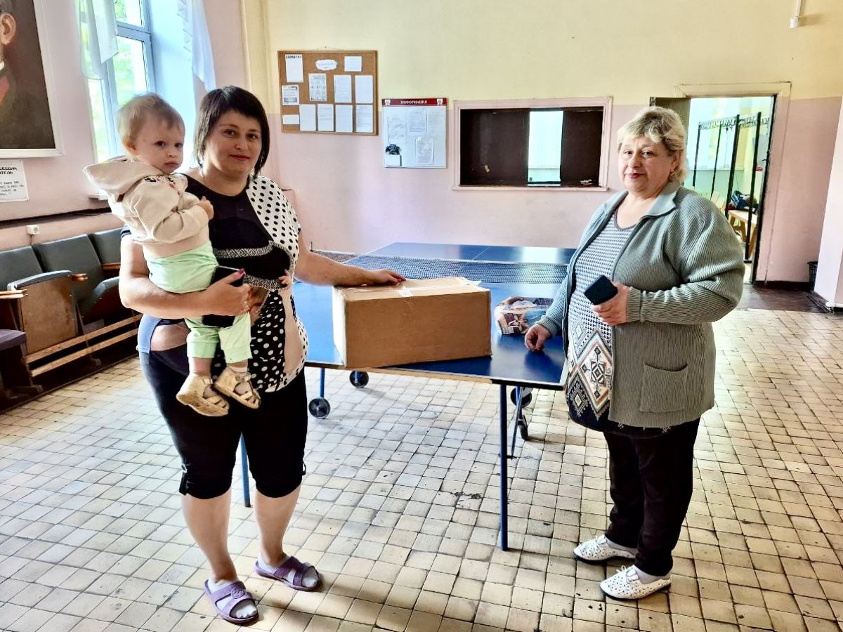 Елена Гребнева передала донским волонтерам очередную партию парафина Елена Гребнева передала донским волонтерам очередную партию парафина