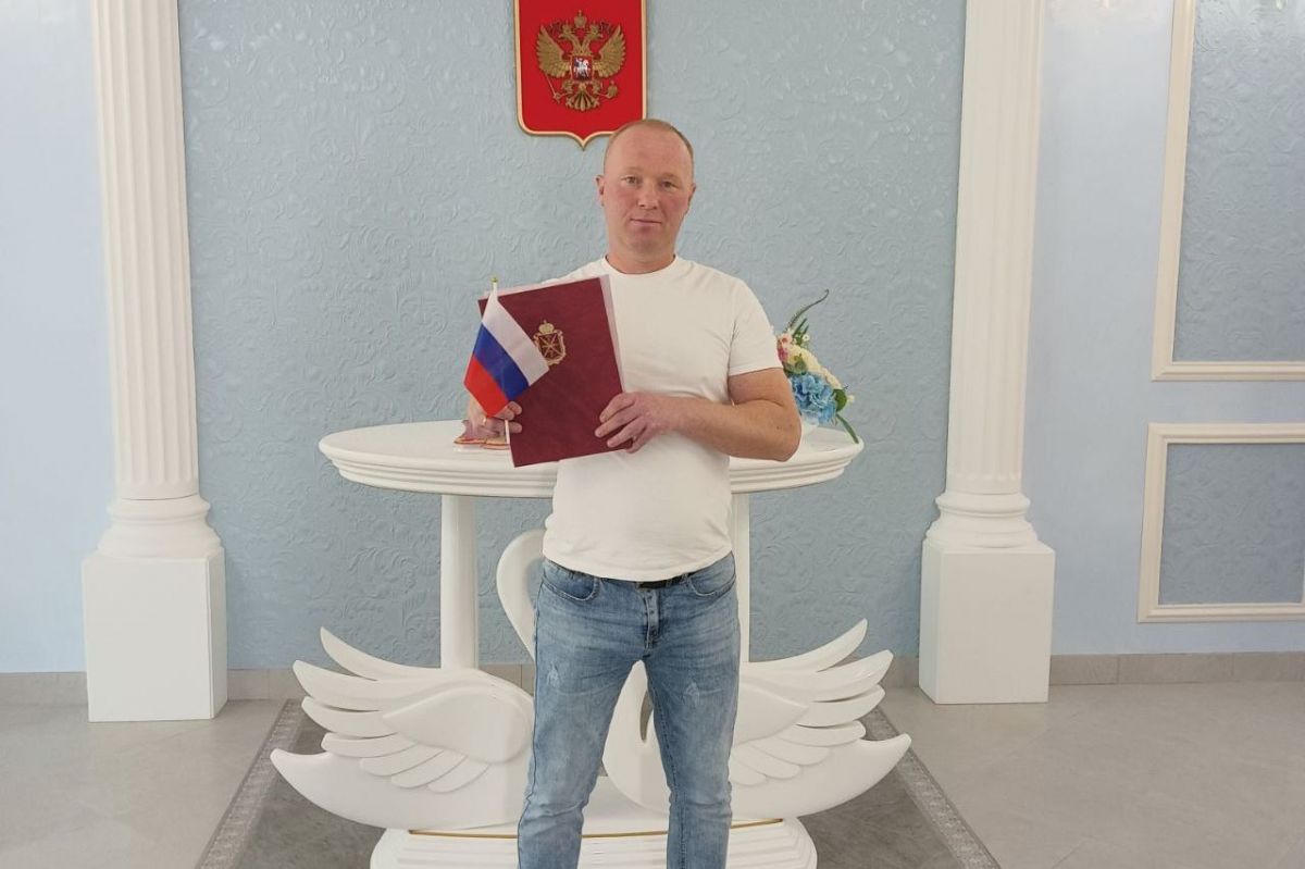 Сотрудники ЗАГСа поздравили родителей с новорождённым Сотрудники ЗАГСа поздравили родителей с новорождённым