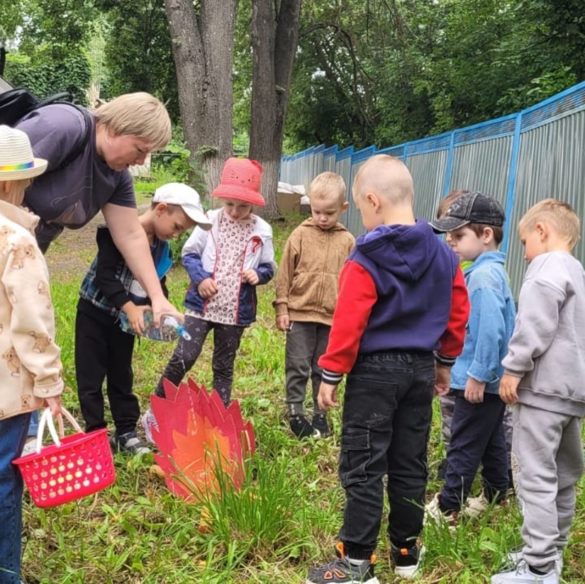 Поход в лес для ребят из старшей группы детского сада № 17 Поход в лес для ребят из старшей группы детского сада № 17
