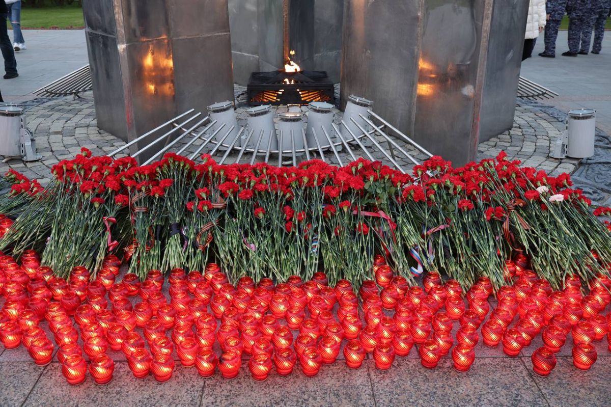 У воинских мемориалов в Тульской области, как и по всей России, зажглись свечи У воинских мемориалов в Тульской области, как и по всей России, зажглись свечи