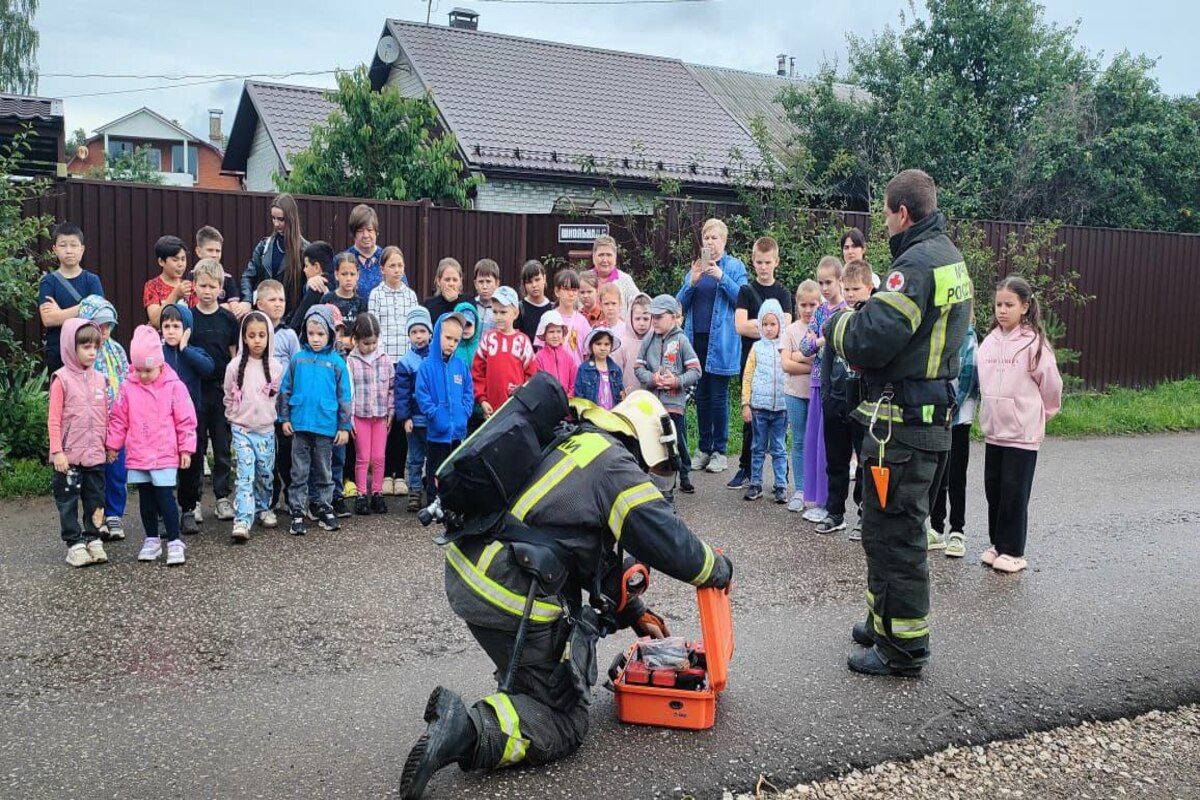 Донские пожарные провели практический урок безопасности для школьников Донские пожарные провели практический урок безопасности для школьников