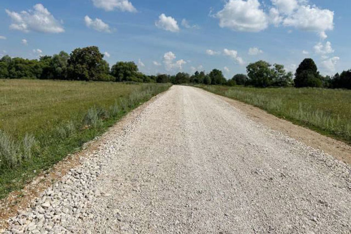 Программа «Наш район» позволит отремонтировать щебеночное покрытие на 61 километре сельских дорог Программа «Наш район» позволит отремонтировать щебеночное покрытие на 61 километре сельских дорог
