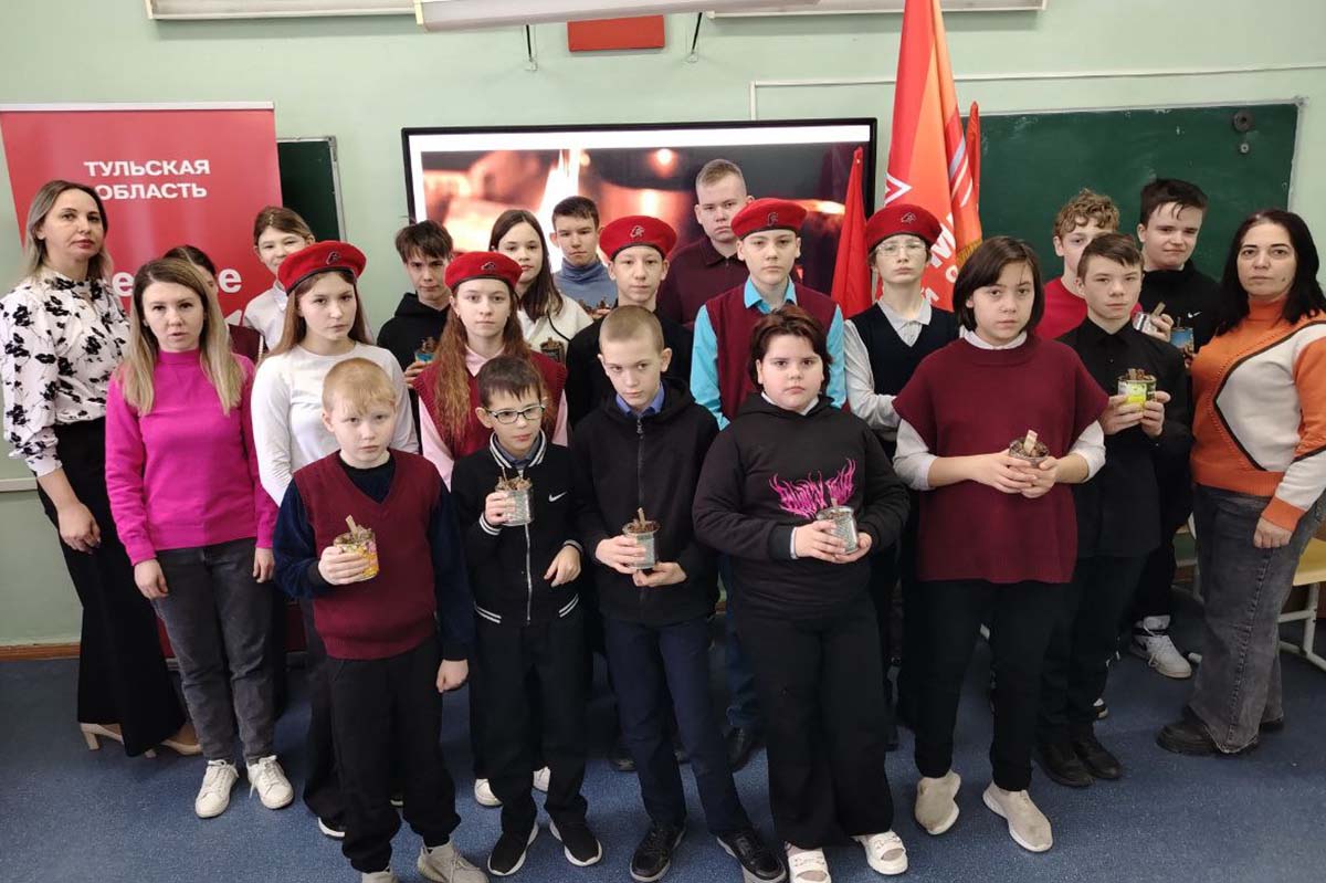 Школьники изготовили партию окопных свечей для воинов СВО