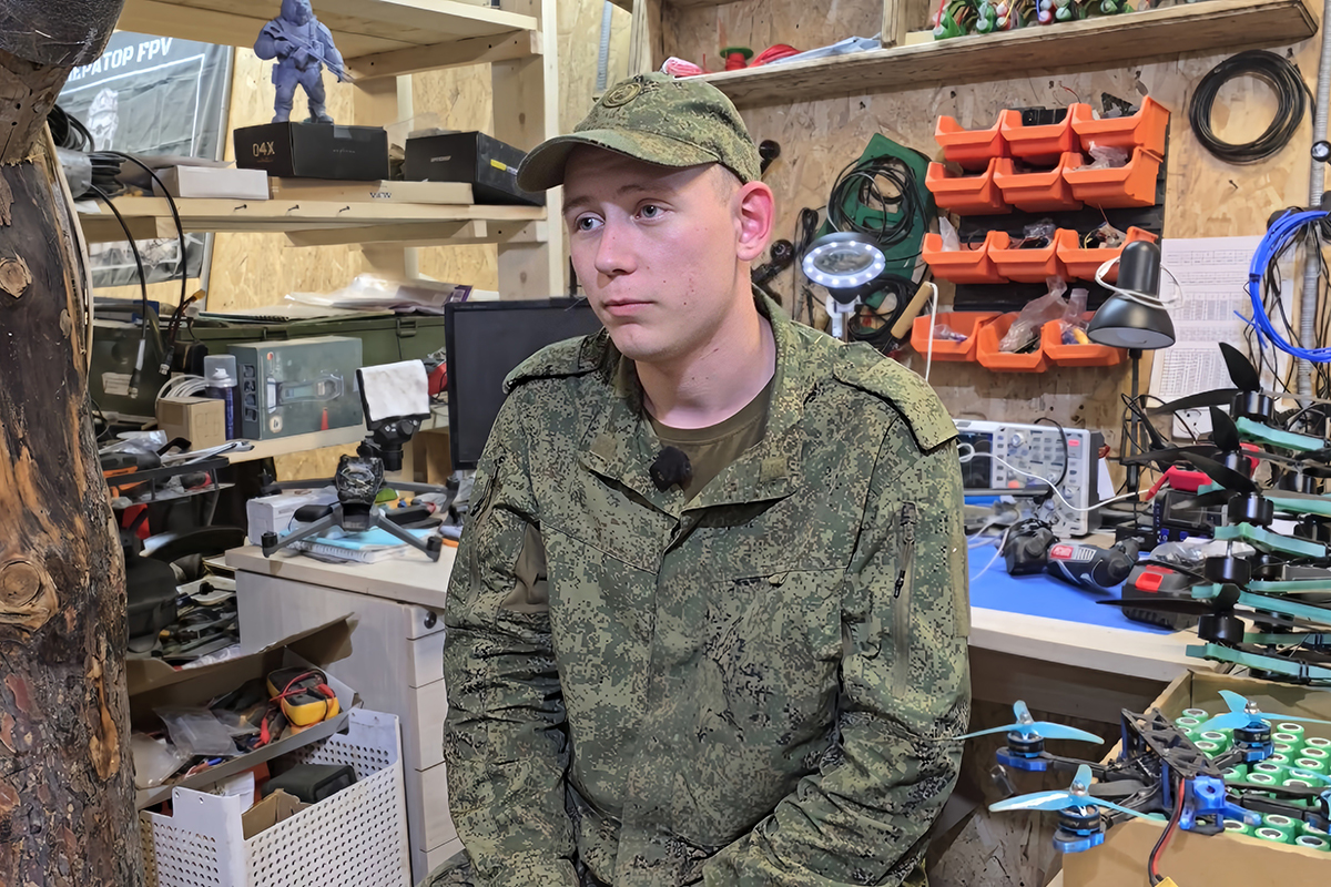 Студент осваивает специальность дроновода