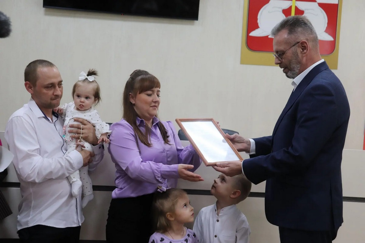 В Донском состоялась церемония вручения жилищных сертификатов молодым семьям