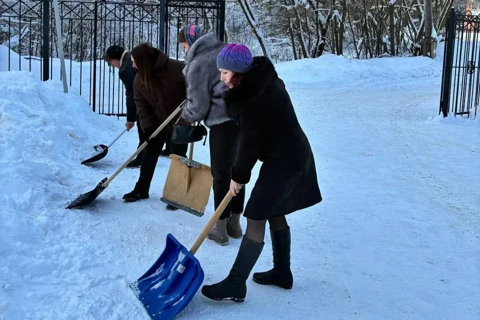 Педагоги гимназии № 20 приняли участие в субботнике
