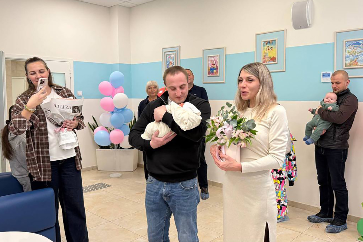 Первую новорожденную малышку 2026 года выписали домой