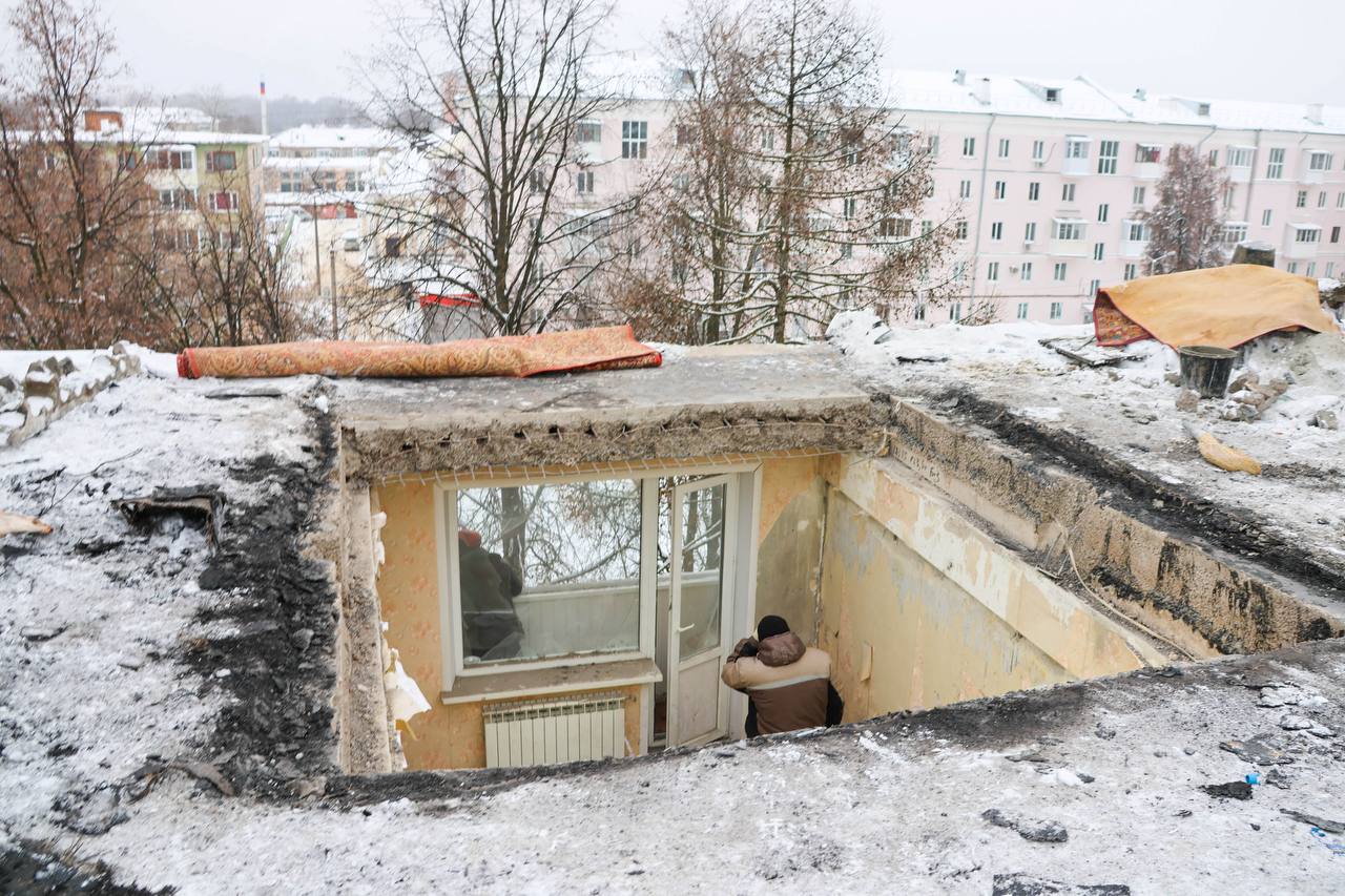 Восстановление дома в Новомосковске, поврежденного БПЛА, продолжается