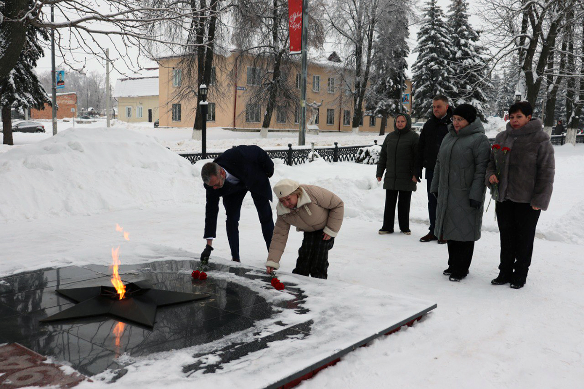 Елена Александрова и Владимир Белов возложили цветы к памятным местам города