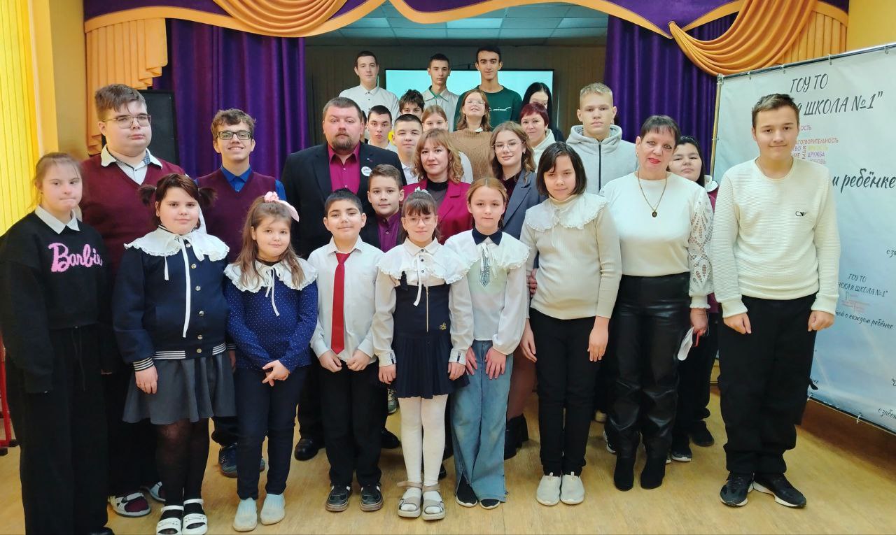 Семья как тыл: На уроке мужества школьники встретились с героем и его опорой