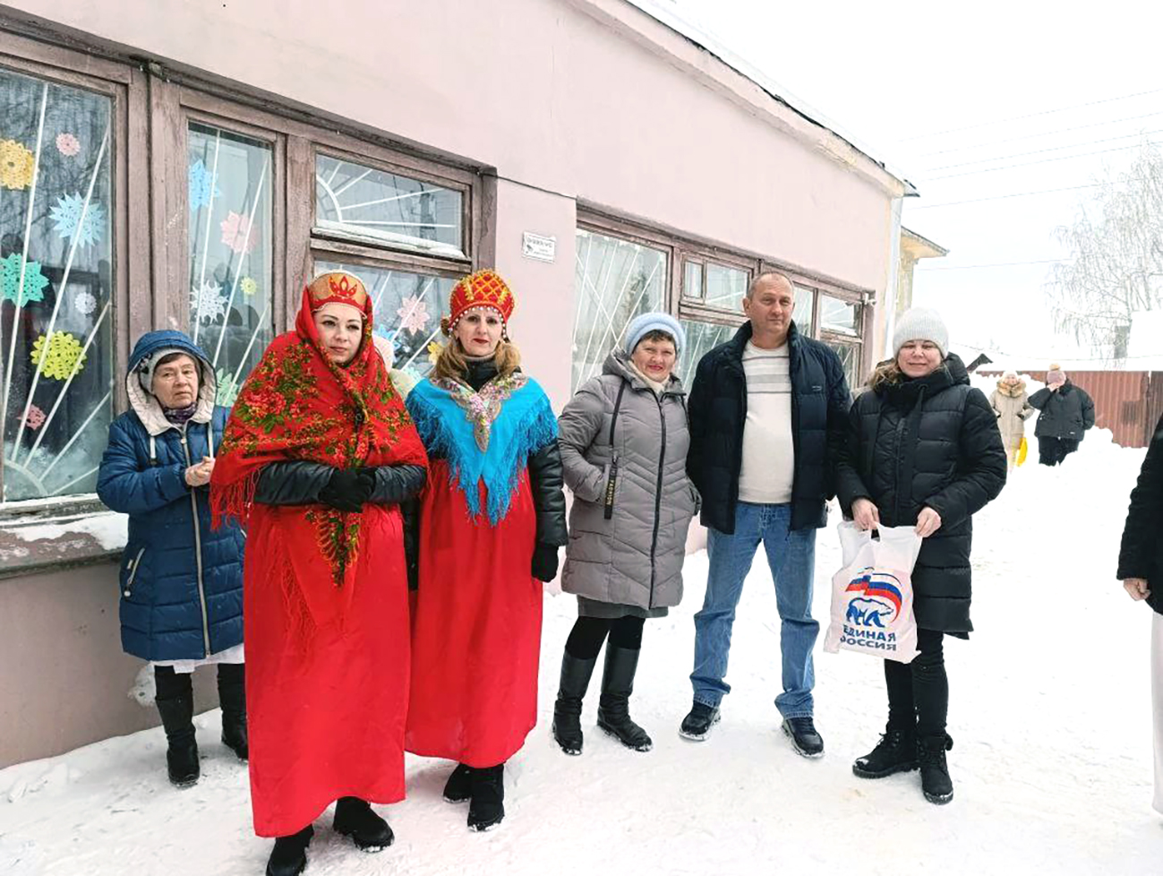 Жители Новоугольного убрали от снега территорию и отпраздновали Масленицу