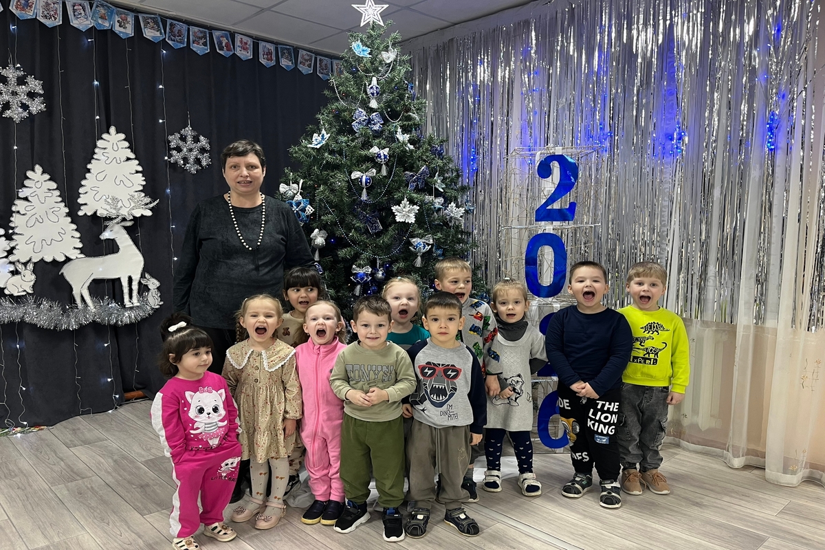 Юные дончане попрощались с новогодней красавицей до следующего декабря