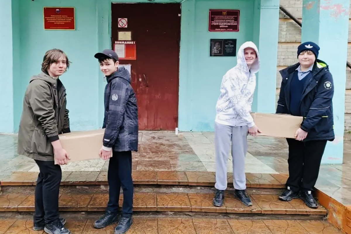 Елена Гребнева передала парафин волонтерам Донского Елена Гребнева передала парафин волонтерам Донского