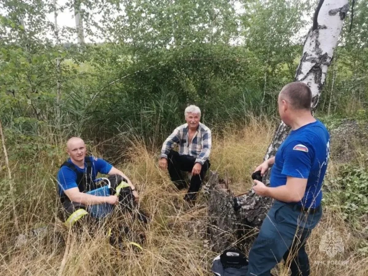 Спасатели вывели из болота заблудившегося грибника в Донском Спасатели вывели из болота заблудившегося грибника в Донском