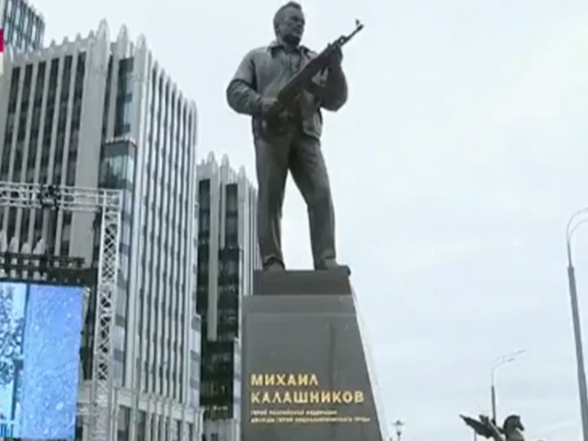 7 лет назад в центре Москвы открыли памятник Михаилу Калашникову