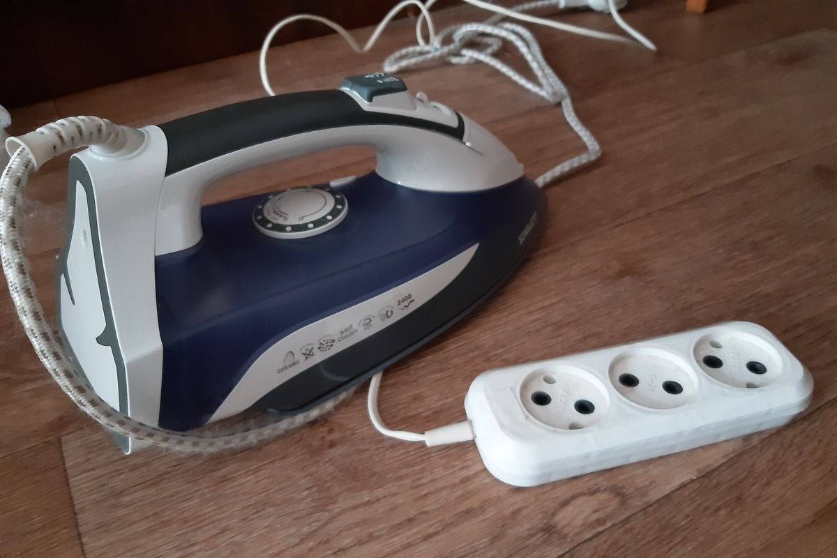 143 года назад американец Генри Сили запатентовал электроутюг 143 года назад американец Генри Сили запатентовал электроутюг