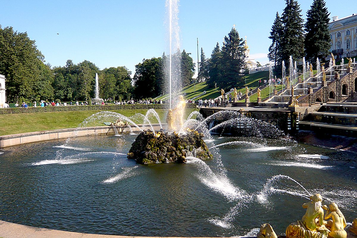 302 года назад впервые заработали фонтаны Петергофа