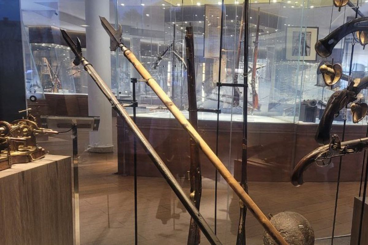 329 лет назад Никита Демидов представил Петру I 300 тульских алебард высшего качества 329 лет назад Никита Демидов представил Петру I 300 тульских алебард высшего качества