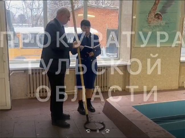В Узловском бассейне нарушаются правила безопасности посетителей В Узловском бассейне нарушаются правила безопасности посетителей